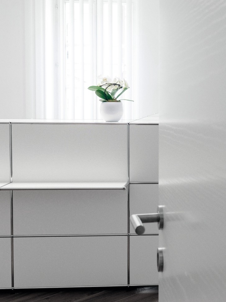 Einblick in die Ordination – Empfangsbereich mit Orchidee